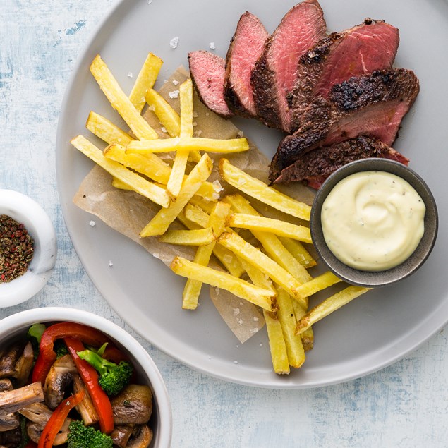 Peppered Beef Steak with Hand-Cut Fries and Béarnaise Sauce 